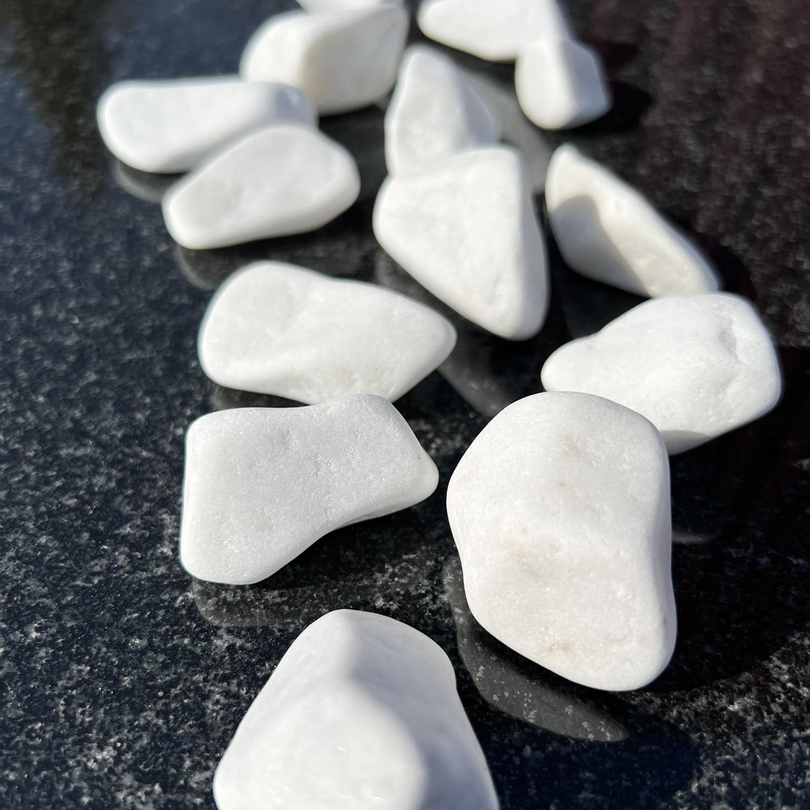 Мраморный щебень белый (галтованный), фракция 20-40 мм. - фото 3